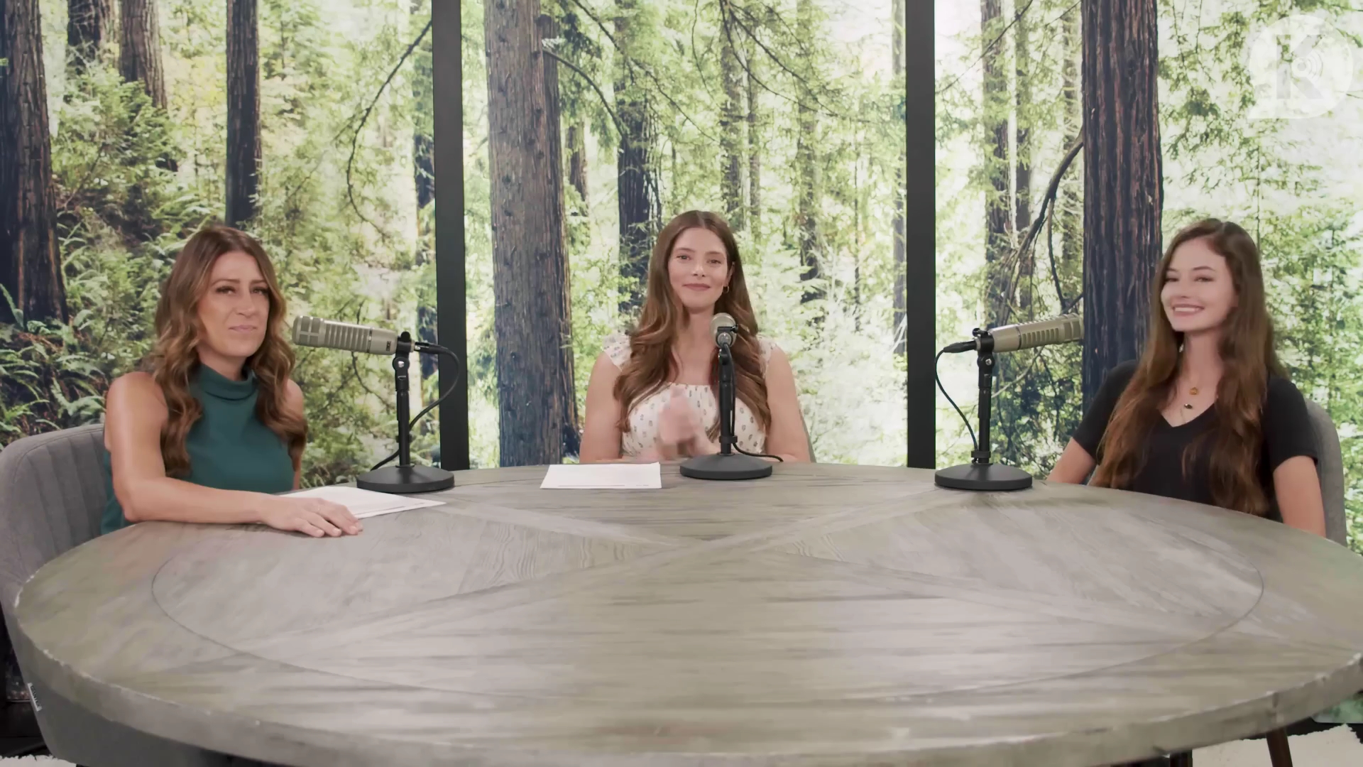 Ashley-Greene-dot-nl_TheTwilightEffect-MackenzieFoy3130.jpg