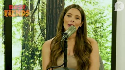 Ashley-Greene-dot-nl_TheTwilightEffect-MackenzieFoy0993.jpg
