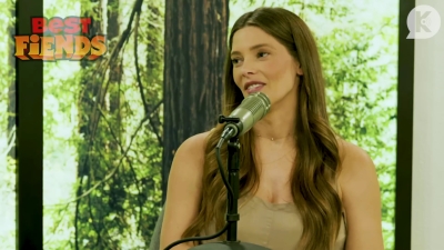 Ashley-Greene-dot-nl_TheTwilightEffect-MackenzieFoy1016.jpg
