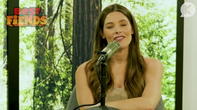 Ashley-Greene-dot-nl_TheTwilightEffect-MackenzieFoy1068.jpg