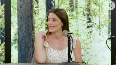 Ashley-Greene-dot-nl_TheTwilightEffect-MackenzieFoy1100.jpg