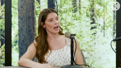 Ashley-Greene-dot-nl_TheTwilightEffect-MackenzieFoy1271.jpg