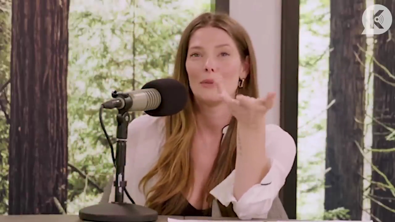 Ashley-Greene-dot-nl_TheTwilightEffect-PeterFacinelliLivestream4431.jpg