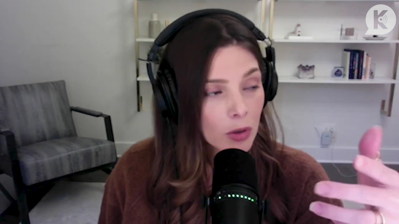 Ashley-Greene-dot-nl_TheTwilightEffect-AshleyAndMelanieAForeverFriendship0712.jpg
