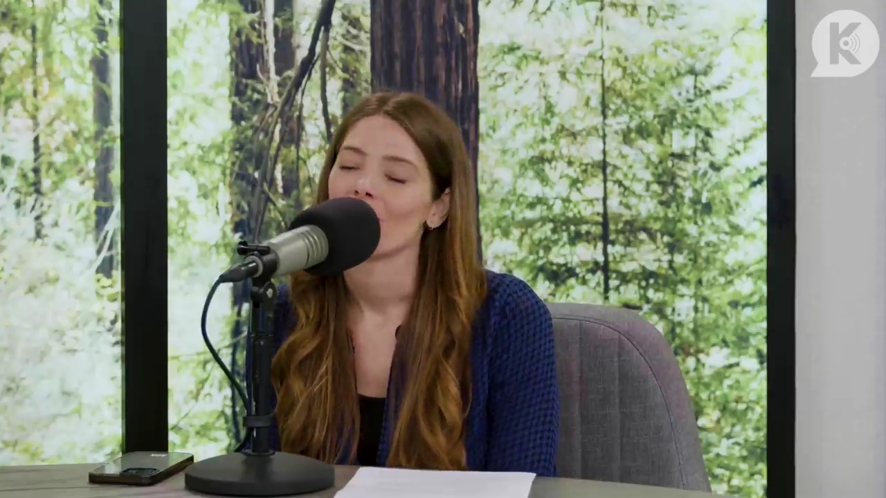 Ashley-Greene-dot-nl_TheTwilightEffectPostcast-Aflevering9NewMoonRewatchPart3of3-0001.jpg Ashley-Greene-dot-nl_TheTwilightEffectPostcast-Aflevering9NewMoonRewatchPart3of3-0001.jpg