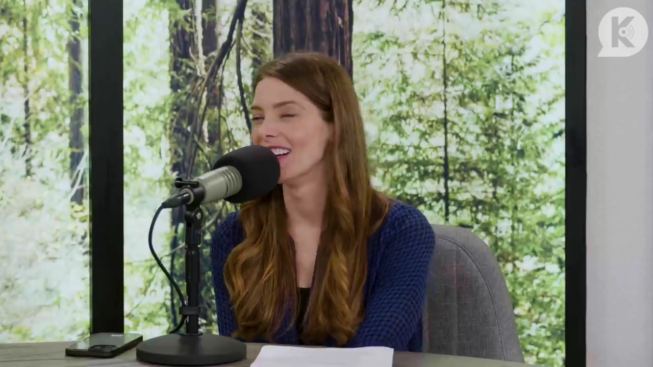 Ashley-Greene-dot-nl_TheTwilightEffectPostcast-Aflevering9NewMoonRewatchPart3of3-0106.jpg Ashley-Greene-dot-nl_TheTwilightEffectPostcast-Aflevering9NewMoonRewatchPart3of3-0106.jpg