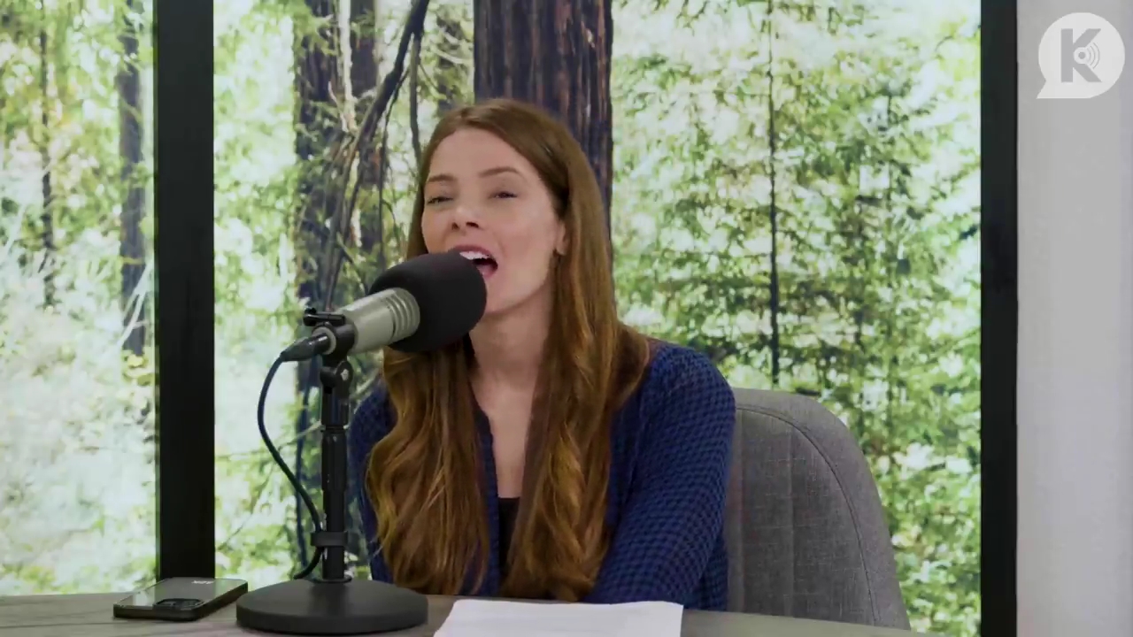 Ashley-Greene-dot-nl_TheTwilightEffectPostcast-Aflevering9NewMoonRewatchPart3of3-0108.jpg Ashley-Greene-dot-nl_TheTwilightEffectPostcast-Aflevering9NewMoonRewatchPart3of3-0108.jpg