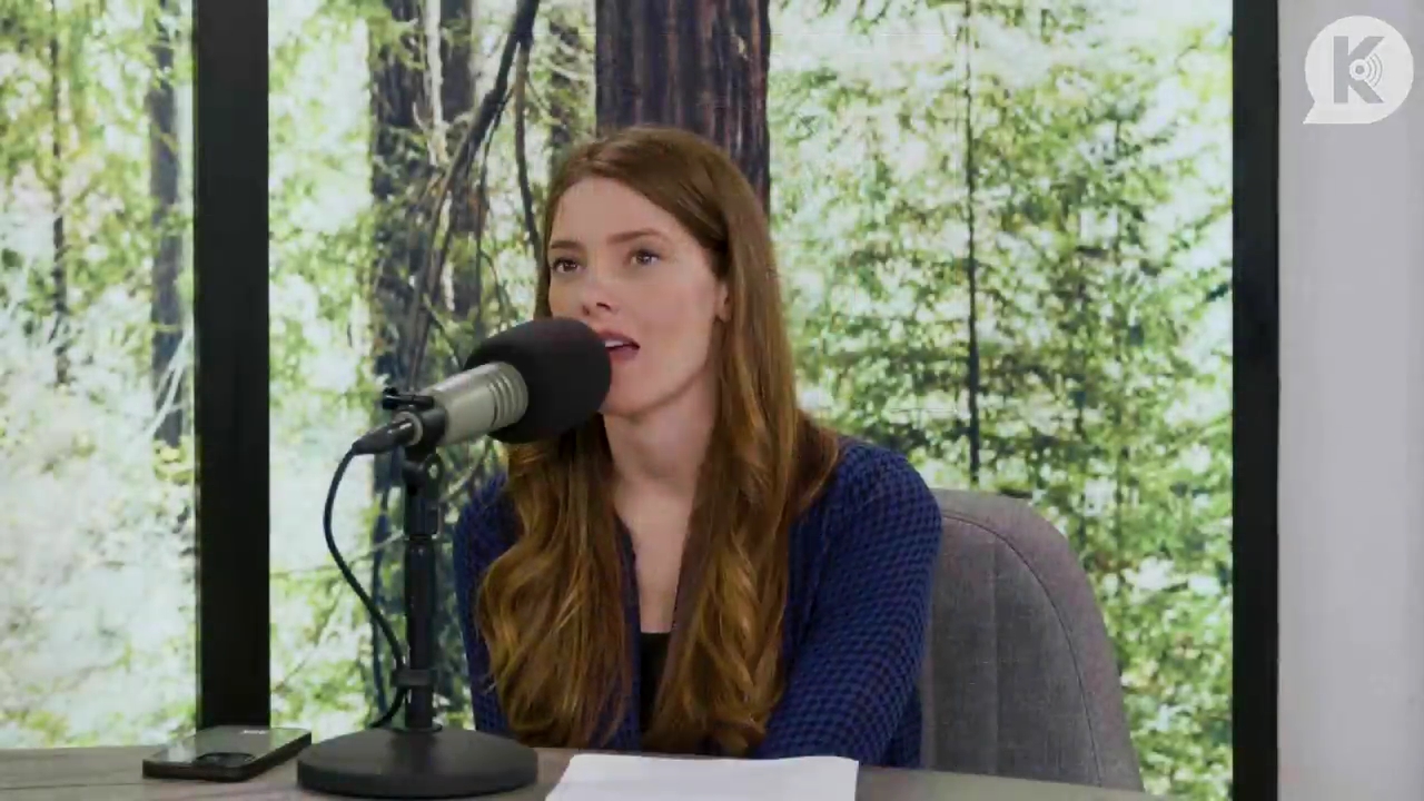 Ashley-Greene-dot-nl_TheTwilightEffectPostcast-Aflevering9NewMoonRewatchPart3of3-0114.jpg Ashley-Greene-dot-nl_TheTwilightEffectPostcast-Aflevering9NewMoonRewatchPart3of3-0114.jpg