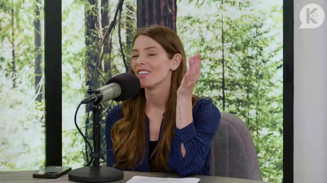 Ashley-Greene-dot-nl_TheTwilightEffectPostcast-Aflevering9NewMoonRewatchPart3of3-0228.jpg Ashley-Greene-dot-nl_TheTwilightEffectPostcast-Aflevering9NewMoonRewatchPart3of3-0228.jpg