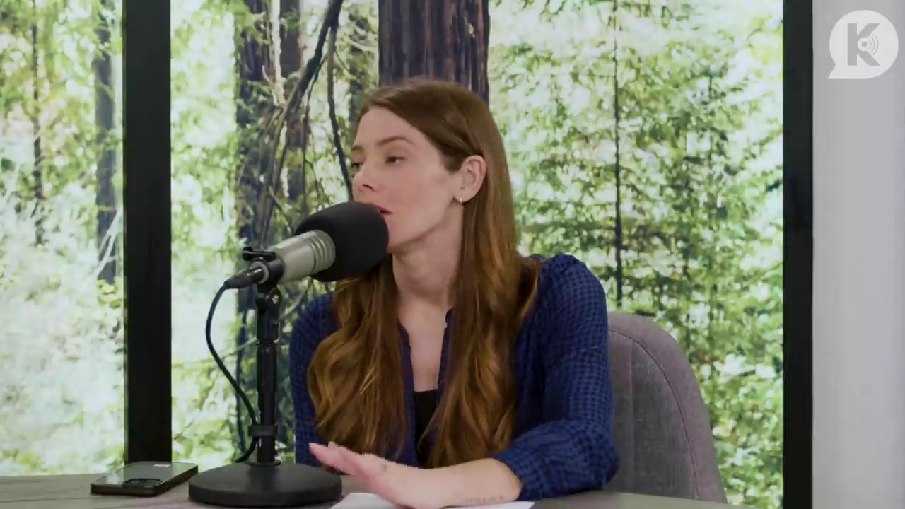 Ashley-Greene-dot-nl_TheTwilightEffectPostcast-Aflevering9NewMoonRewatchPart3of3-0250.jpg Ashley-Greene-dot-nl_TheTwilightEffectPostcast-Aflevering9NewMoonRewatchPart3of3-0250.jpg