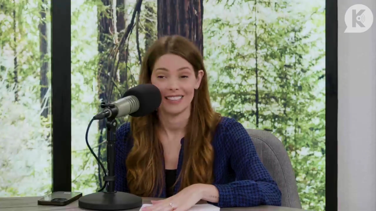 Ashley-Greene-dot-nl_TheTwilightEffectPostcast-Aflevering9NewMoonRewatchPart3of3-0421.jpg Ashley-Greene-dot-nl_TheTwilightEffectPostcast-Aflevering9NewMoonRewatchPart3of3-0421.jpg