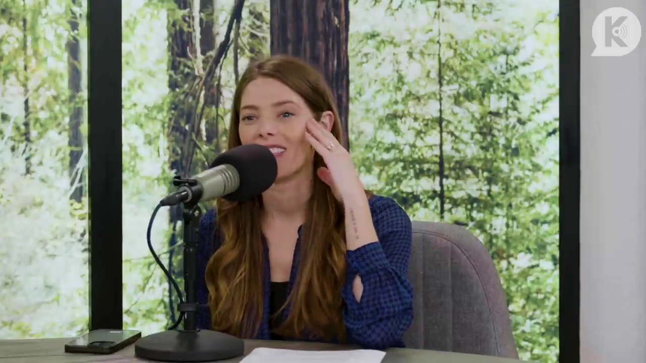 Ashley-Greene-dot-nl_TheTwilightEffectPostcast-Aflevering9NewMoonRewatchPart3of3-0457.jpg Ashley-Greene-dot-nl_TheTwilightEffectPostcast-Aflevering9NewMoonRewatchPart3of3-0457.jpg