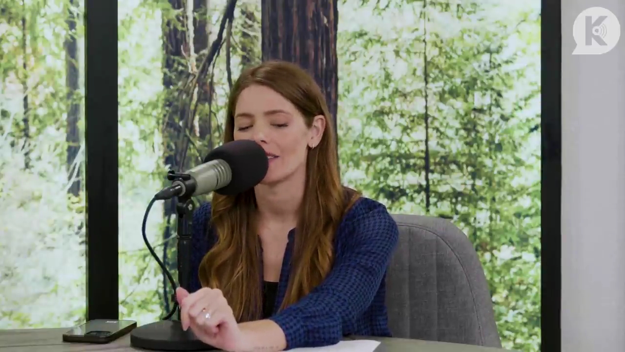 Ashley-Greene-dot-nl_TheTwilightEffectPostcast-Aflevering9NewMoonRewatchPart3of3-0515.jpg Ashley-Greene-dot-nl_TheTwilightEffectPostcast-Aflevering9NewMoonRewatchPart3of3-0515.jpg