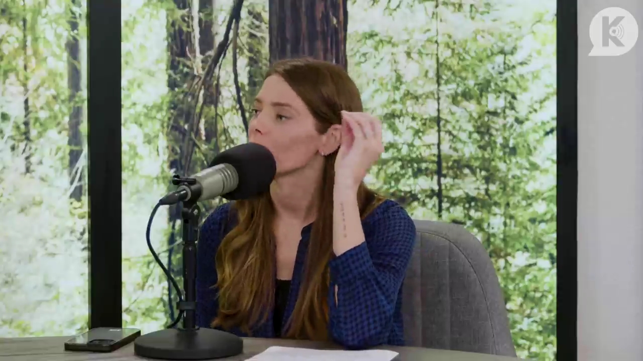 Ashley-Greene-dot-nl_TheTwilightEffectPostcast-Aflevering9NewMoonRewatchPart3of3-0526.jpg Ashley-Greene-dot-nl_TheTwilightEffectPostcast-Aflevering9NewMoonRewatchPart3of3-0526.jpg