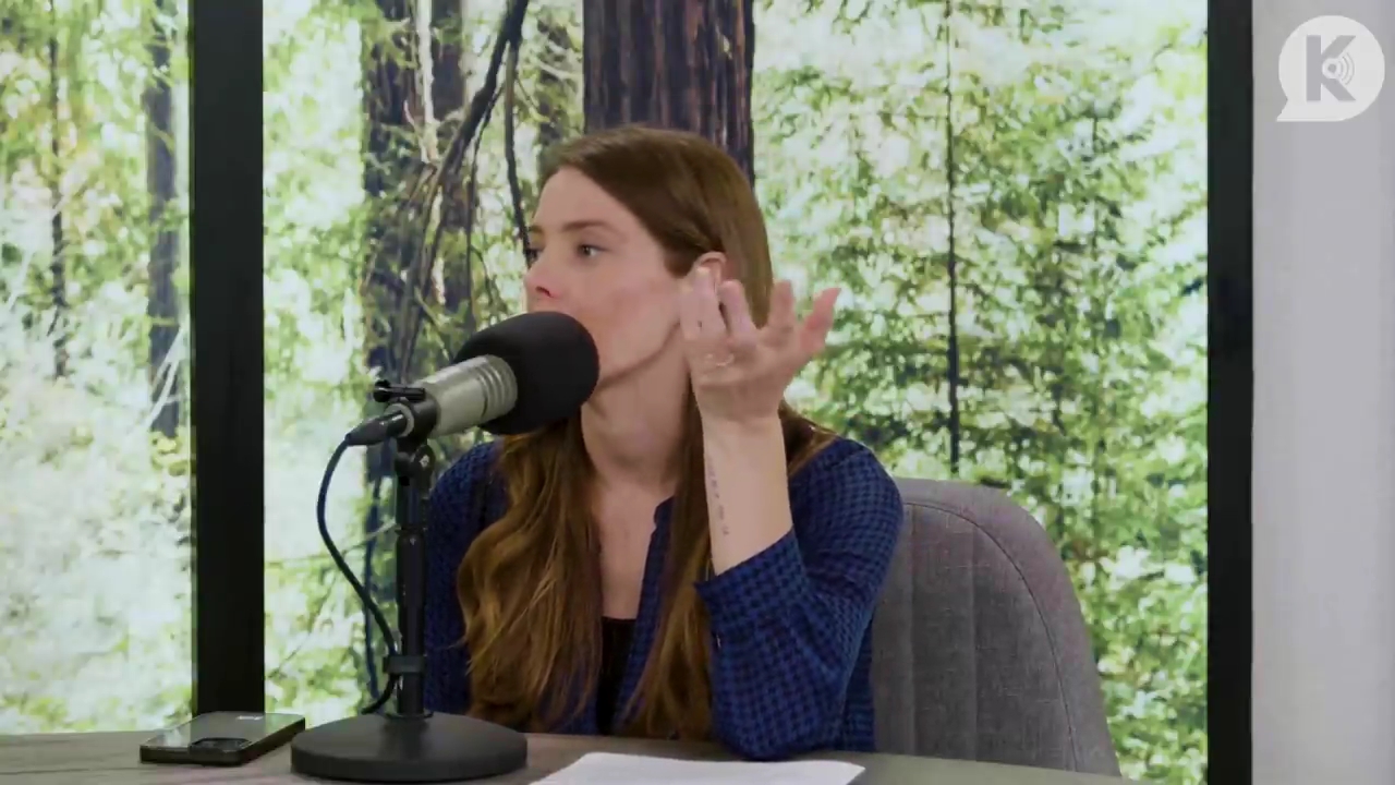 Ashley-Greene-dot-nl_TheTwilightEffectPostcast-Aflevering9NewMoonRewatchPart3of3-0530.jpg Ashley-Greene-dot-nl_TheTwilightEffectPostcast-Aflevering9NewMoonRewatchPart3of3-0530.jpg