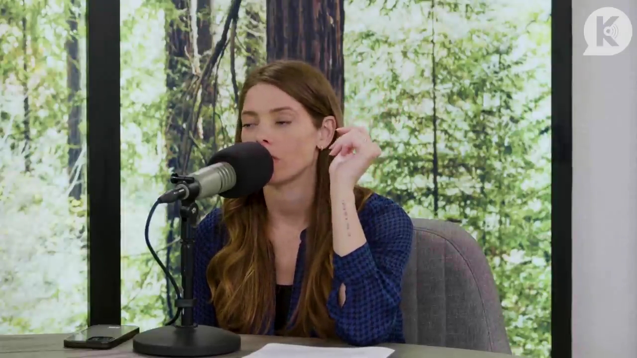 Ashley-Greene-dot-nl_TheTwilightEffectPostcast-Aflevering9NewMoonRewatchPart3of3-0604.jpg Ashley-Greene-dot-nl_TheTwilightEffectPostcast-Aflevering9NewMoonRewatchPart3of3-0604.jpg