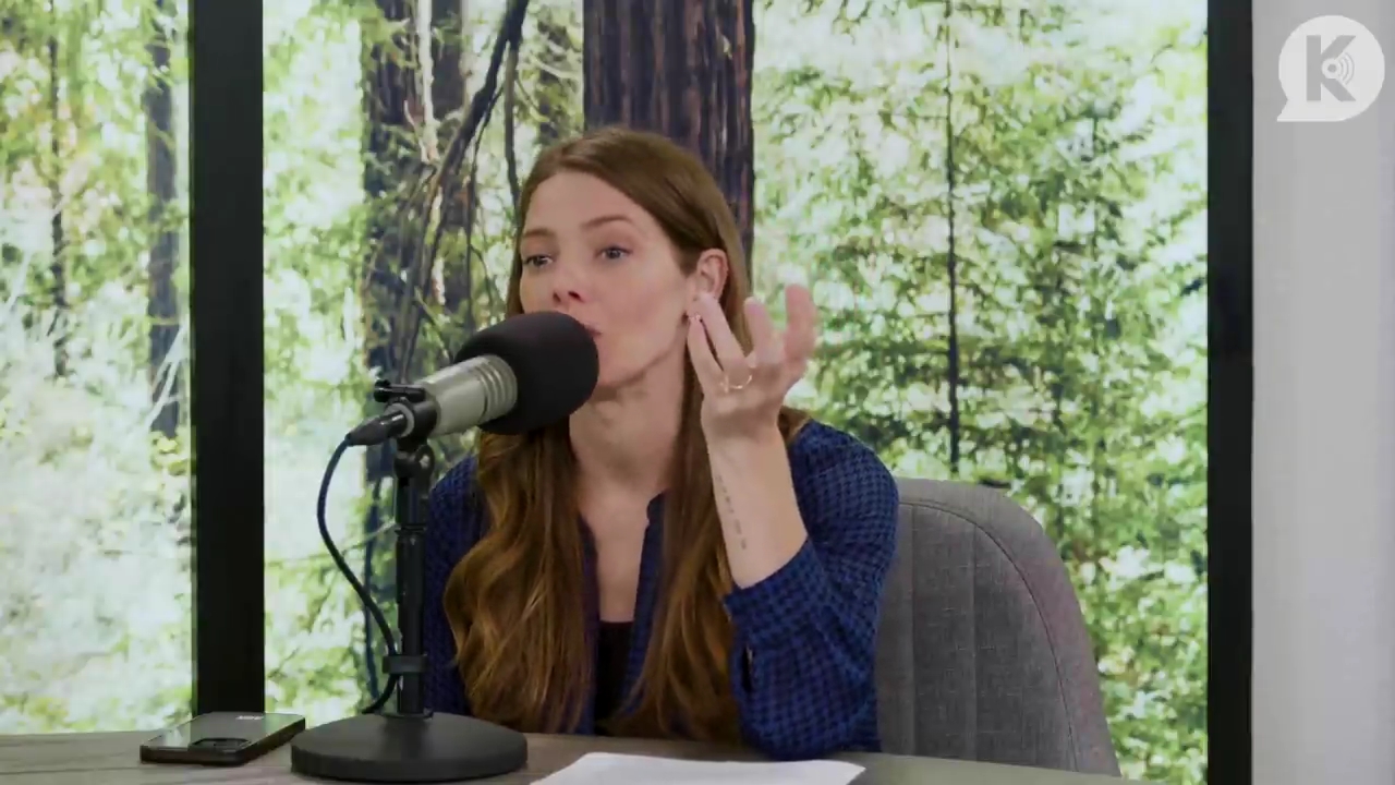 Ashley-Greene-dot-nl_TheTwilightEffectPostcast-Aflevering9NewMoonRewatchPart3of3-0610.jpg Ashley-Greene-dot-nl_TheTwilightEffectPostcast-Aflevering9NewMoonRewatchPart3of3-0610.jpg