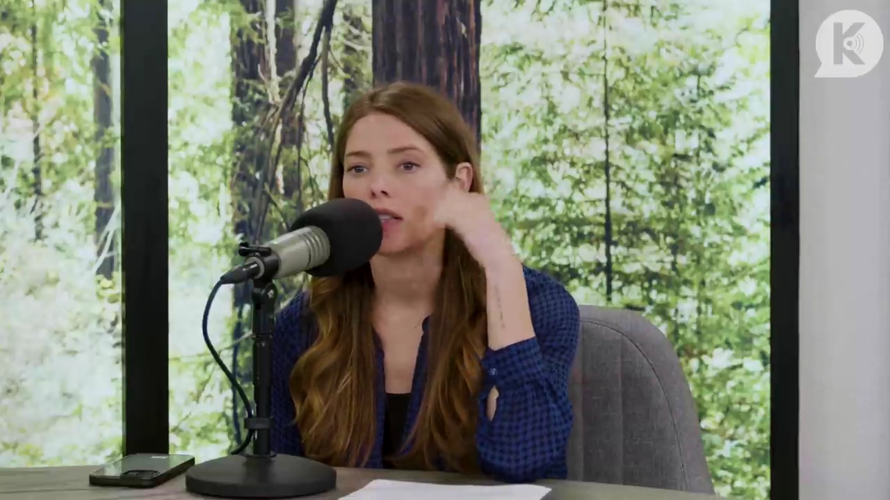 Ashley-Greene-dot-nl_TheTwilightEffectPostcast-Aflevering9NewMoonRewatchPart3of3-0627.jpg Ashley-Greene-dot-nl_TheTwilightEffectPostcast-Aflevering9NewMoonRewatchPart3of3-0627.jpg