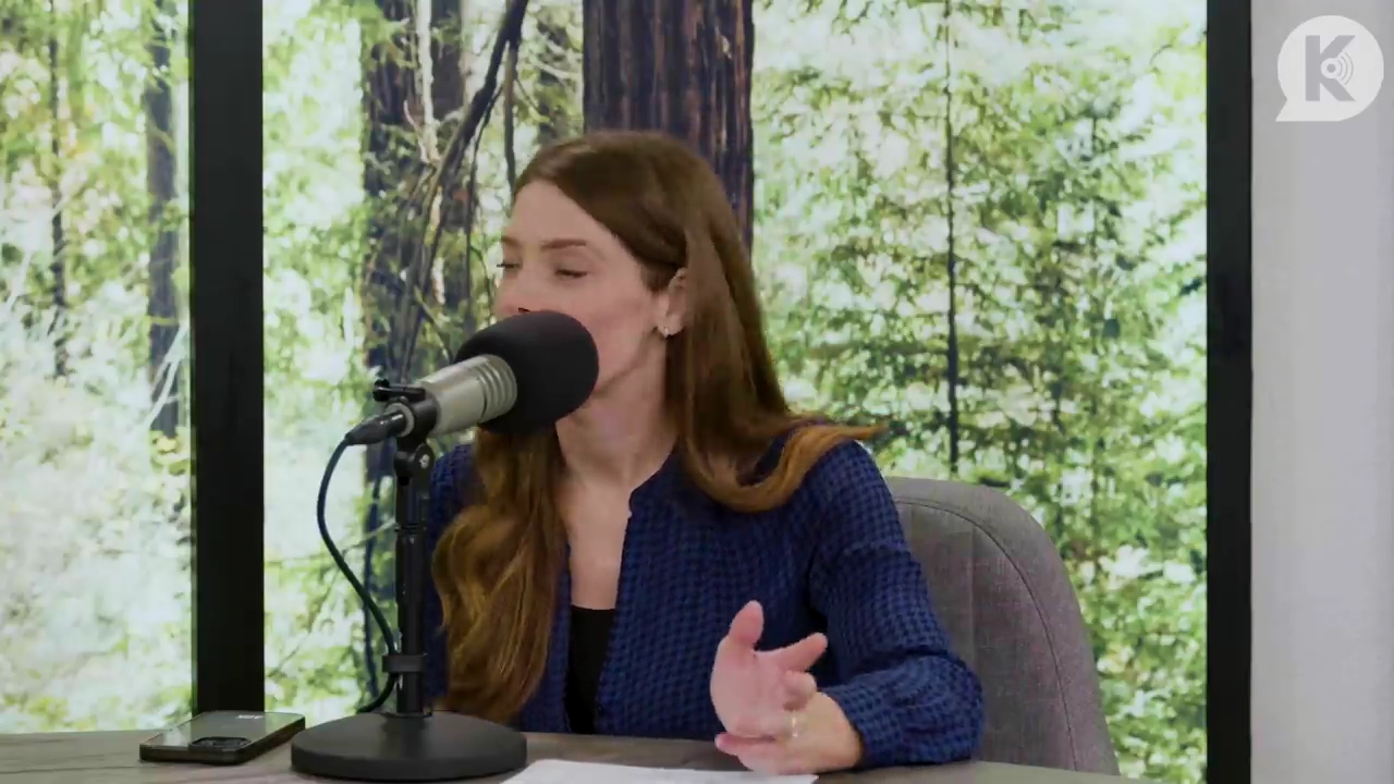 Ashley-Greene-dot-nl_TheTwilightEffectPostcast-Aflevering9NewMoonRewatchPart3of3-0810.jpg Ashley-Greene-dot-nl_TheTwilightEffectPostcast-Aflevering9NewMoonRewatchPart3of3-0810.jpg