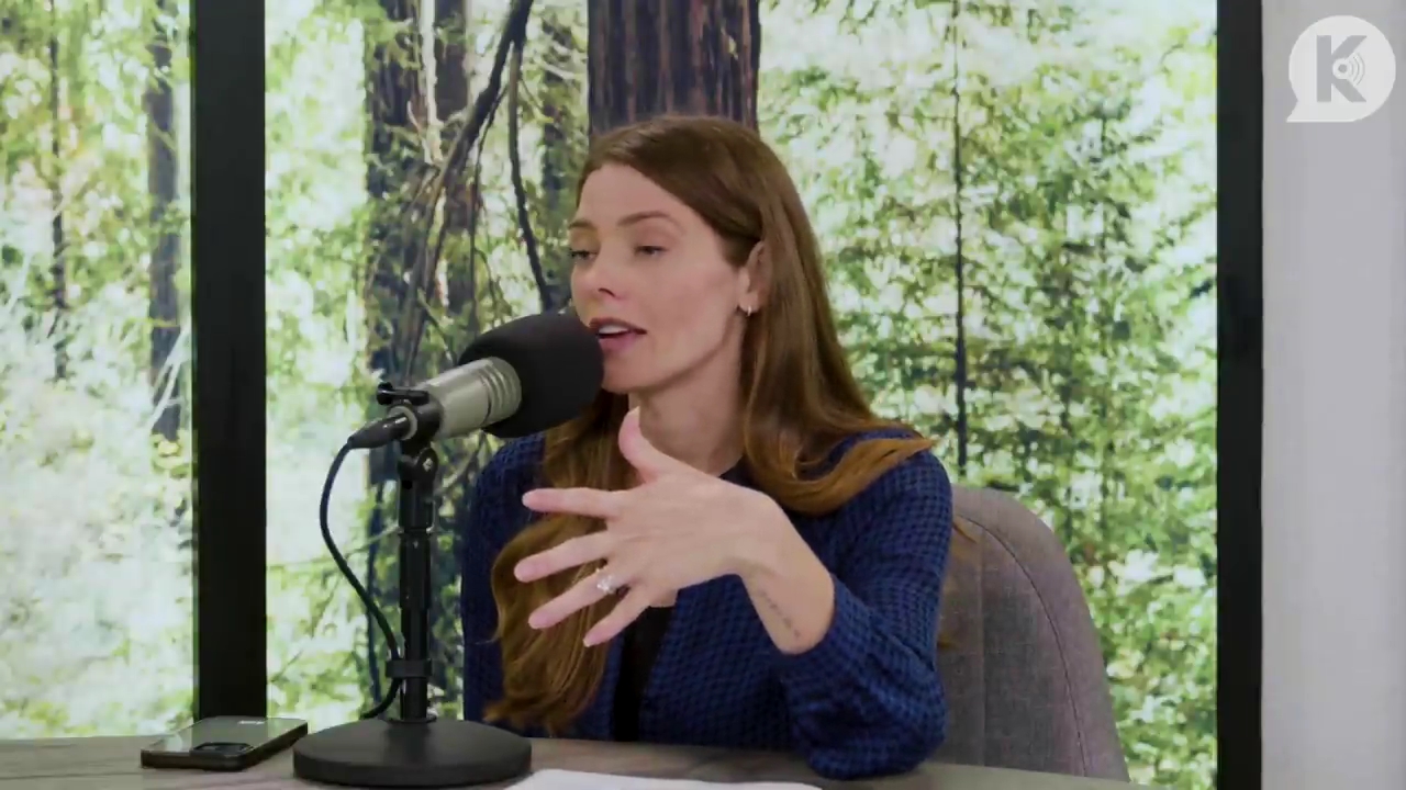 Ashley-Greene-dot-nl_TheTwilightEffectPostcast-Aflevering9NewMoonRewatchPart3of3-0824.jpg Ashley-Greene-dot-nl_TheTwilightEffectPostcast-Aflevering9NewMoonRewatchPart3of3-0824.jpg