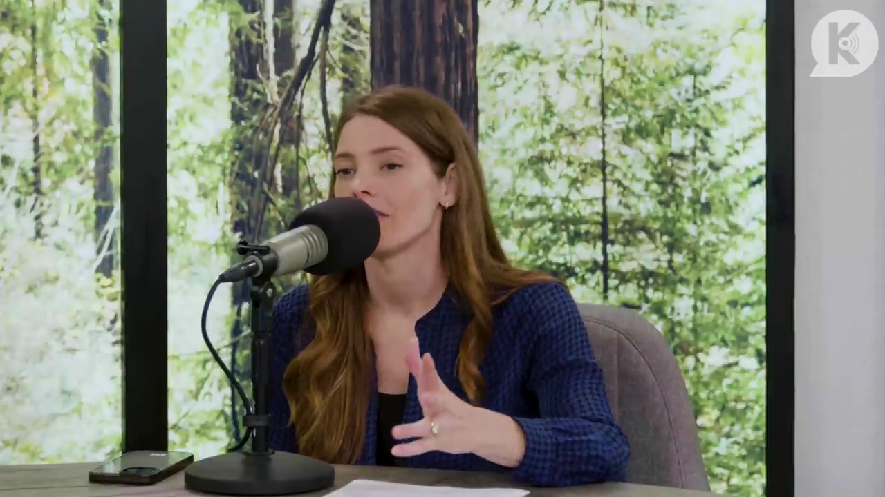 Ashley-Greene-dot-nl_TheTwilightEffectPostcast-Aflevering9NewMoonRewatchPart3of3-0859.jpg Ashley-Greene-dot-nl_TheTwilightEffectPostcast-Aflevering9NewMoonRewatchPart3of3-0859.jpg