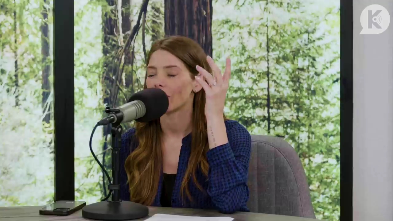 Ashley-Greene-dot-nl_TheTwilightEffectPostcast-Aflevering9NewMoonRewatchPart3of3-0913.jpg Ashley-Greene-dot-nl_TheTwilightEffectPostcast-Aflevering9NewMoonRewatchPart3of3-0913.jpg