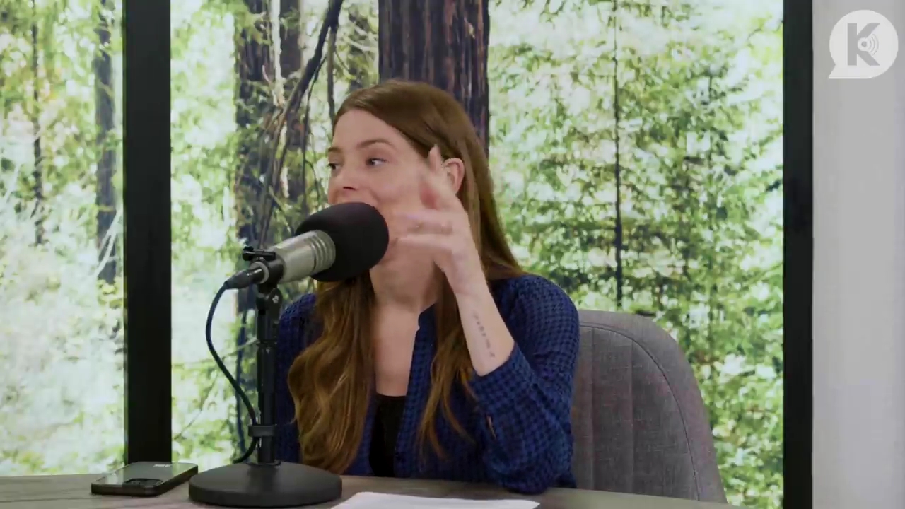 Ashley-Greene-dot-nl_TheTwilightEffectPostcast-Aflevering9NewMoonRewatchPart3of3-0922.jpg Ashley-Greene-dot-nl_TheTwilightEffectPostcast-Aflevering9NewMoonRewatchPart3of3-0922.jpg