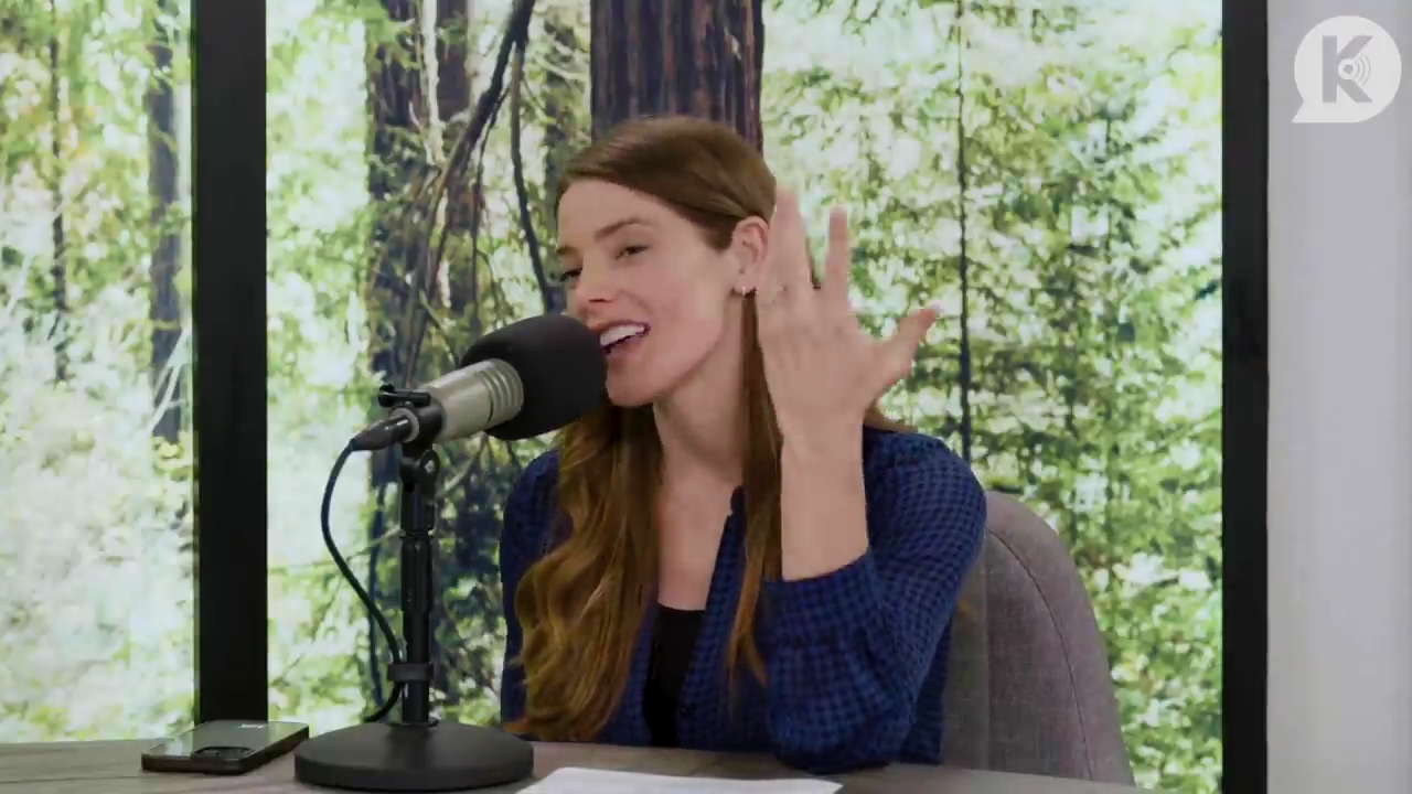 Ashley-Greene-dot-nl_TheTwilightEffectPostcast-Aflevering9NewMoonRewatchPart3of3-0936.jpg Ashley-Greene-dot-nl_TheTwilightEffectPostcast-Aflevering9NewMoonRewatchPart3of3-0936.jpg