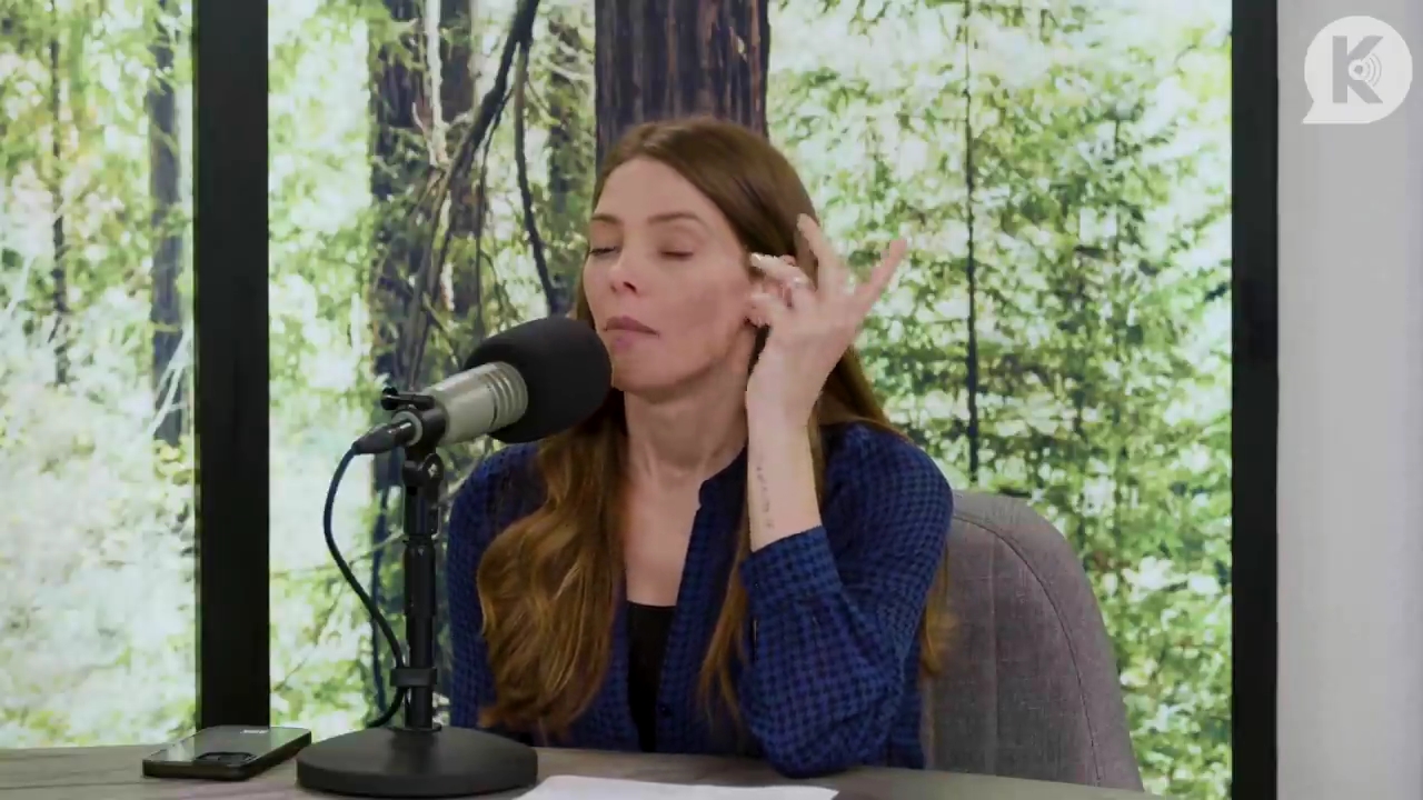 Ashley-Greene-dot-nl_TheTwilightEffectPostcast-Aflevering9NewMoonRewatchPart3of3-0998.jpg Ashley-Greene-dot-nl_TheTwilightEffectPostcast-Aflevering9NewMoonRewatchPart3of3-0998.jpg