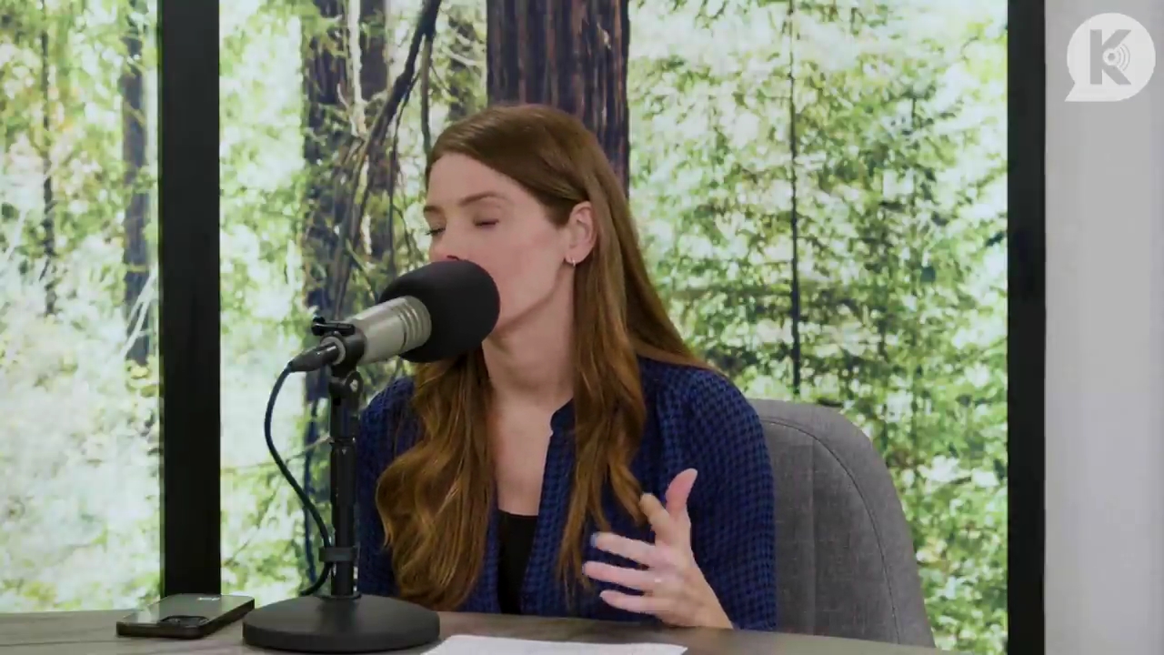 Ashley-Greene-dot-nl_TheTwilightEffectPostcast-Aflevering9NewMoonRewatchPart3of3-1005.jpg Ashley-Greene-dot-nl_TheTwilightEffectPostcast-Aflevering9NewMoonRewatchPart3of3-1005.jpg