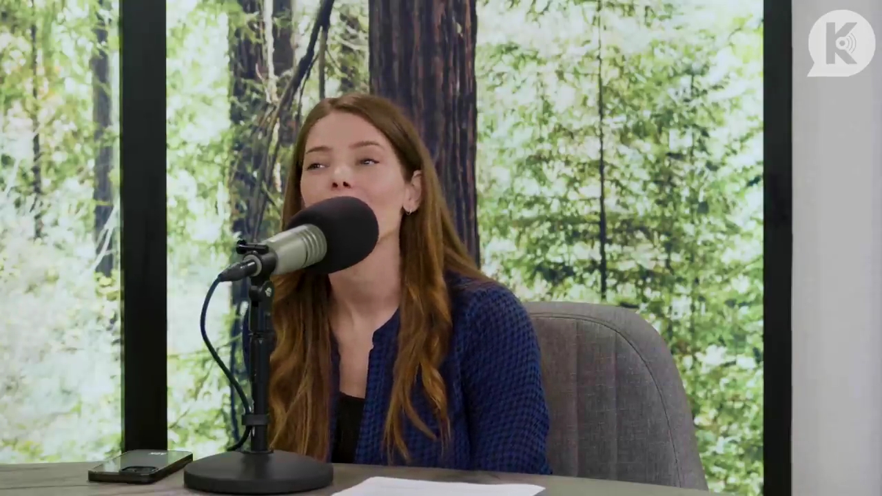 Ashley-Greene-dot-nl_TheTwilightEffectPostcast-Aflevering9NewMoonRewatchPart3of3-1121.jpg Ashley-Greene-dot-nl_TheTwilightEffectPostcast-Aflevering9NewMoonRewatchPart3of3-1121.jpg