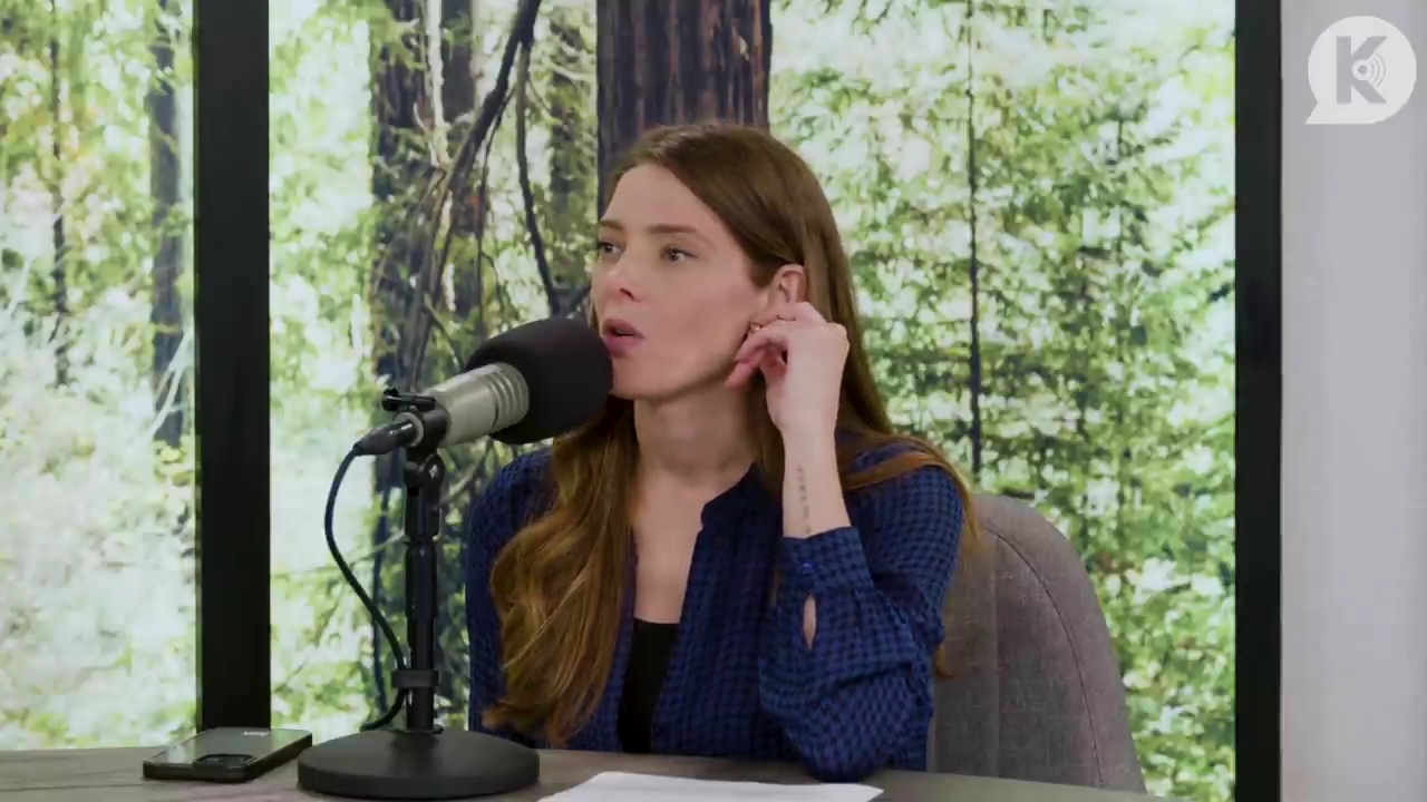 Ashley-Greene-dot-nl_TheTwilightEffectPostcast-Aflevering9NewMoonRewatchPart3of3-1222.jpg Ashley-Greene-dot-nl_TheTwilightEffectPostcast-Aflevering9NewMoonRewatchPart3of3-1222.jpg