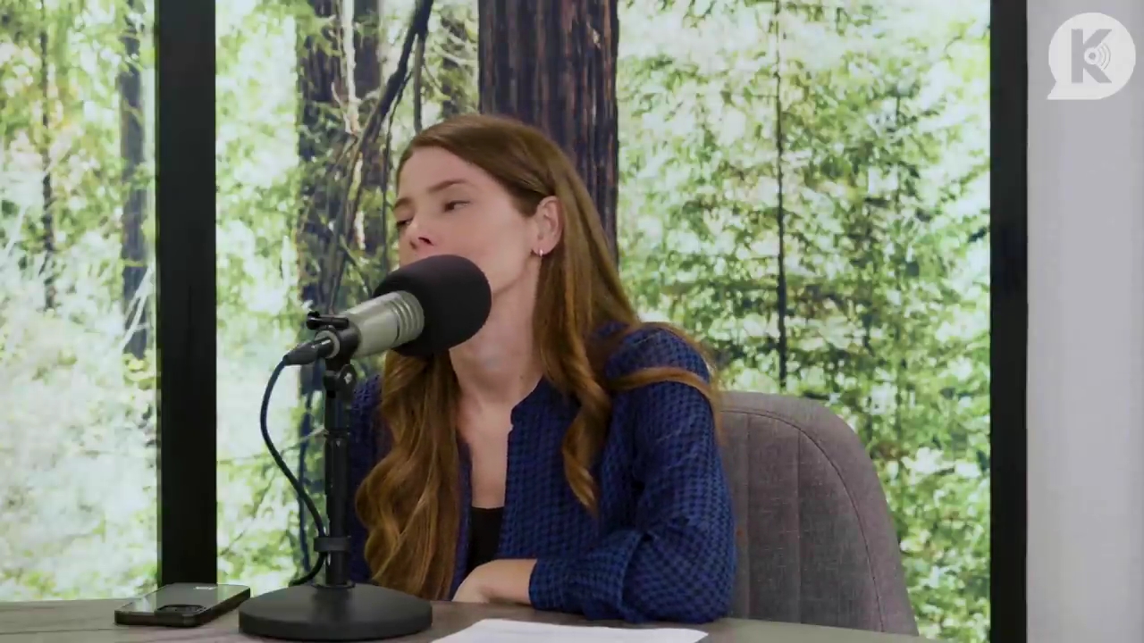 Ashley-Greene-dot-nl_TheTwilightEffectPostcast-Aflevering9NewMoonRewatchPart3of3-1234.jpg Ashley-Greene-dot-nl_TheTwilightEffectPostcast-Aflevering9NewMoonRewatchPart3of3-1234.jpg