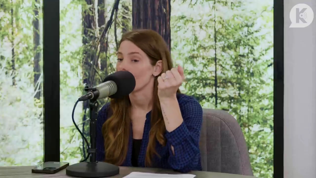 Ashley-Greene-dot-nl_TheTwilightEffectPostcast-Aflevering9NewMoonRewatchPart3of3-1424.jpg Ashley-Greene-dot-nl_TheTwilightEffectPostcast-Aflevering9NewMoonRewatchPart3of3-1424.jpg