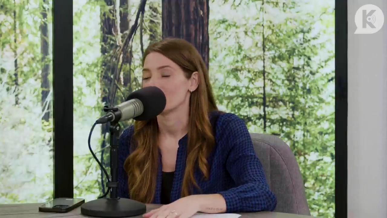 Ashley-Greene-dot-nl_TheTwilightEffectPostcast-Aflevering9NewMoonRewatchPart3of3-1439.jpg Ashley-Greene-dot-nl_TheTwilightEffectPostcast-Aflevering9NewMoonRewatchPart3of3-1439.jpg