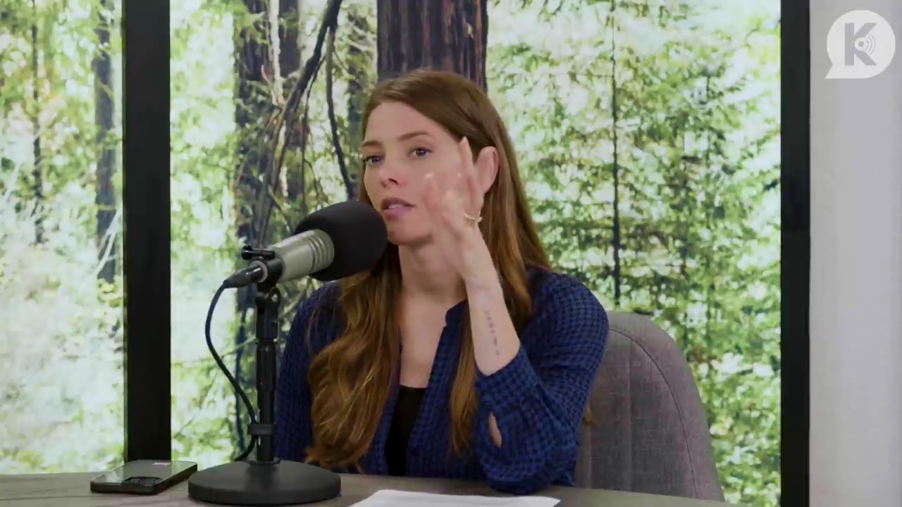 Ashley-Greene-dot-nl_TheTwilightEffectPostcast-Aflevering9NewMoonRewatchPart3of3-1729.jpg Ashley-Greene-dot-nl_TheTwilightEffectPostcast-Aflevering9NewMoonRewatchPart3of3-1729.jpg