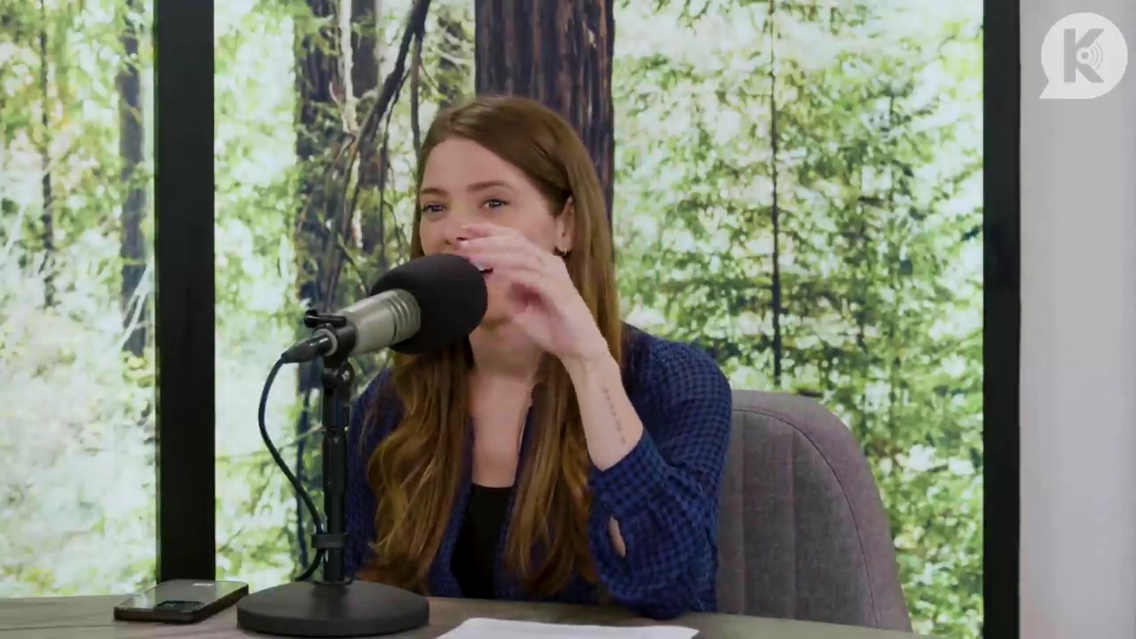 Ashley-Greene-dot-nl_TheTwilightEffectPostcast-Aflevering9NewMoonRewatchPart3of3-1820.jpg Ashley-Greene-dot-nl_TheTwilightEffectPostcast-Aflevering9NewMoonRewatchPart3of3-1820.jpg