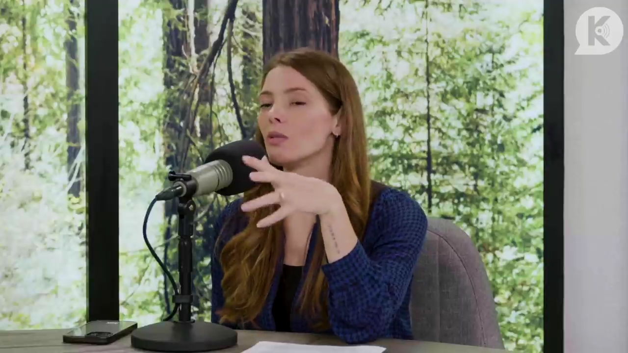 Ashley-Greene-dot-nl_TheTwilightEffectPostcast-Aflevering9NewMoonRewatchPart3of3-1942.jpg Ashley-Greene-dot-nl_TheTwilightEffectPostcast-Aflevering9NewMoonRewatchPart3of3-1942.jpg