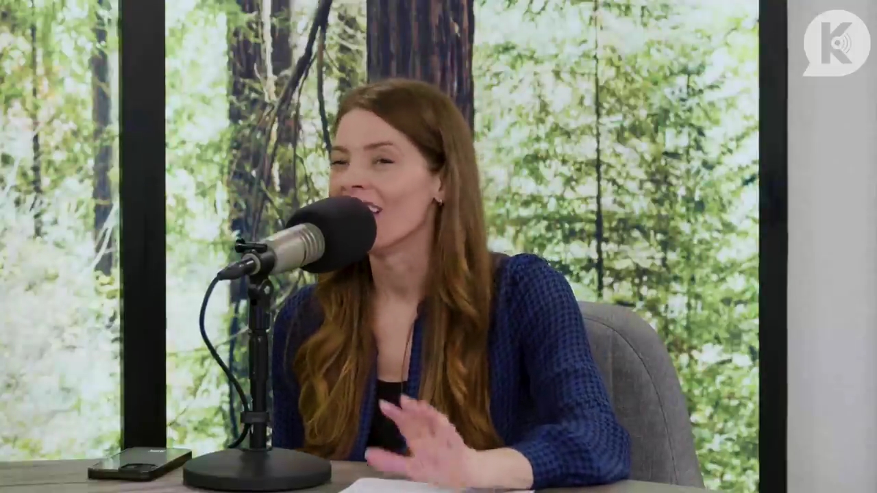 Ashley-Greene-dot-nl_TheTwilightEffectPostcast-Aflevering9NewMoonRewatchPart3of3-1962.jpg Ashley-Greene-dot-nl_TheTwilightEffectPostcast-Aflevering9NewMoonRewatchPart3of3-1962.jpg