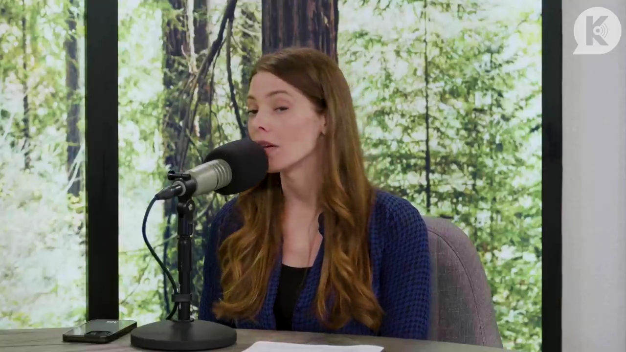 Ashley-Greene-dot-nl_TheTwilightEffectPostcast-Aflevering9NewMoonRewatchPart3of3-1987.jpg Ashley-Greene-dot-nl_TheTwilightEffectPostcast-Aflevering9NewMoonRewatchPart3of3-1987.jpg