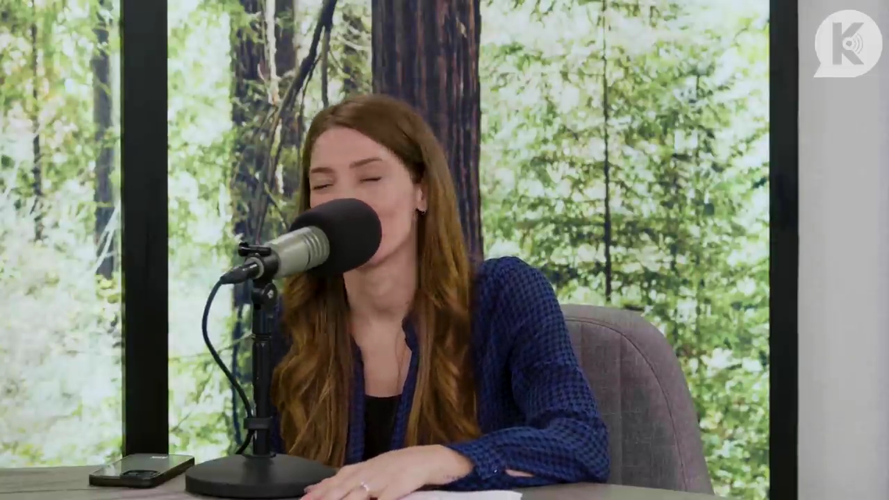 Ashley-Greene-dot-nl_TheTwilightEffectPostcast-Aflevering9NewMoonRewatchPart3of3-1997.jpg Ashley-Greene-dot-nl_TheTwilightEffectPostcast-Aflevering9NewMoonRewatchPart3of3-1997.jpg