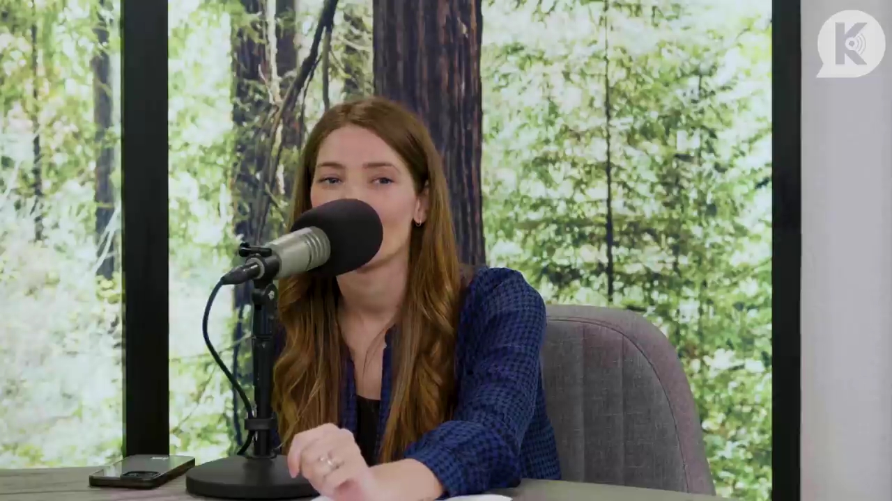 Ashley-Greene-dot-nl_TheTwilightEffectPostcast-Aflevering9NewMoonRewatchPart3of3-2100.jpg Ashley-Greene-dot-nl_TheTwilightEffectPostcast-Aflevering9NewMoonRewatchPart3of3-2100.jpg