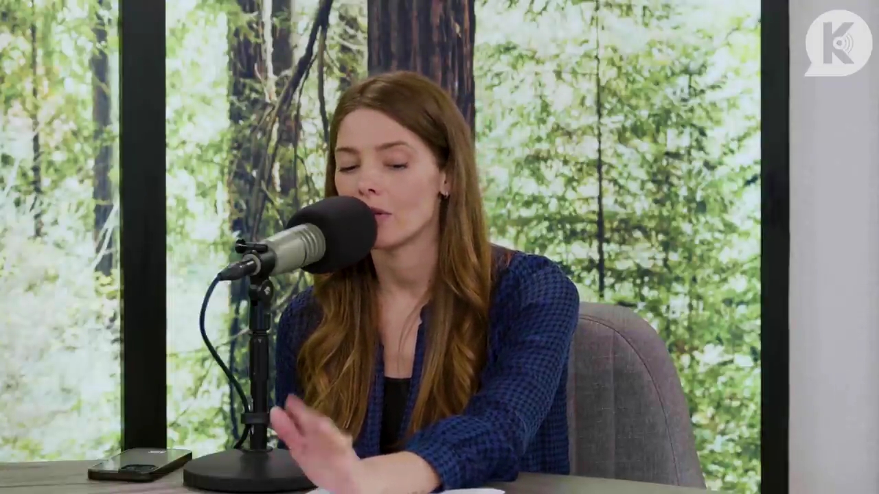 Ashley-Greene-dot-nl_TheTwilightEffectPostcast-Aflevering9NewMoonRewatchPart3of3-2112.jpg Ashley-Greene-dot-nl_TheTwilightEffectPostcast-Aflevering9NewMoonRewatchPart3of3-2112.jpg