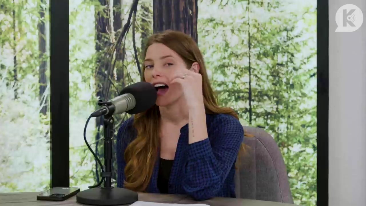 Ashley-Greene-dot-nl_TheTwilightEffectPostcast-Aflevering9NewMoonRewatchPart3of3-2256.jpg Ashley-Greene-dot-nl_TheTwilightEffectPostcast-Aflevering9NewMoonRewatchPart3of3-2256.jpg