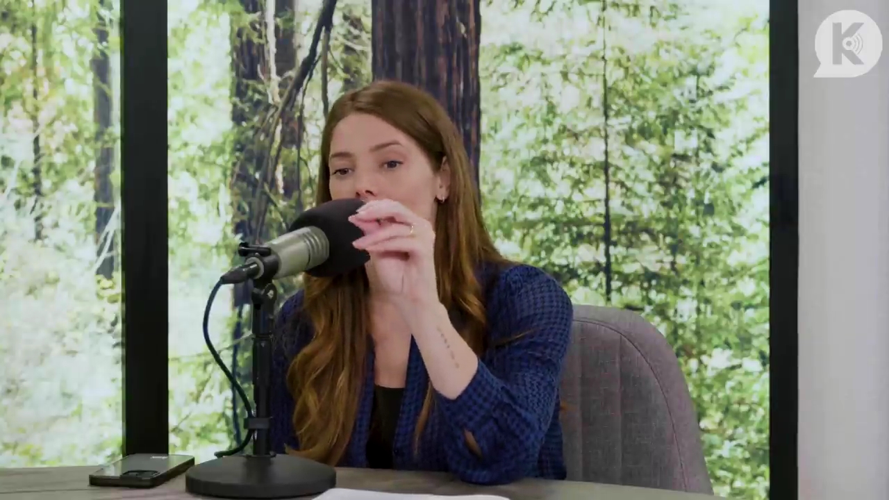 Ashley-Greene-dot-nl_TheTwilightEffectPostcast-Aflevering9NewMoonRewatchPart3of3-2405.jpg Ashley-Greene-dot-nl_TheTwilightEffectPostcast-Aflevering9NewMoonRewatchPart3of3-2405.jpg