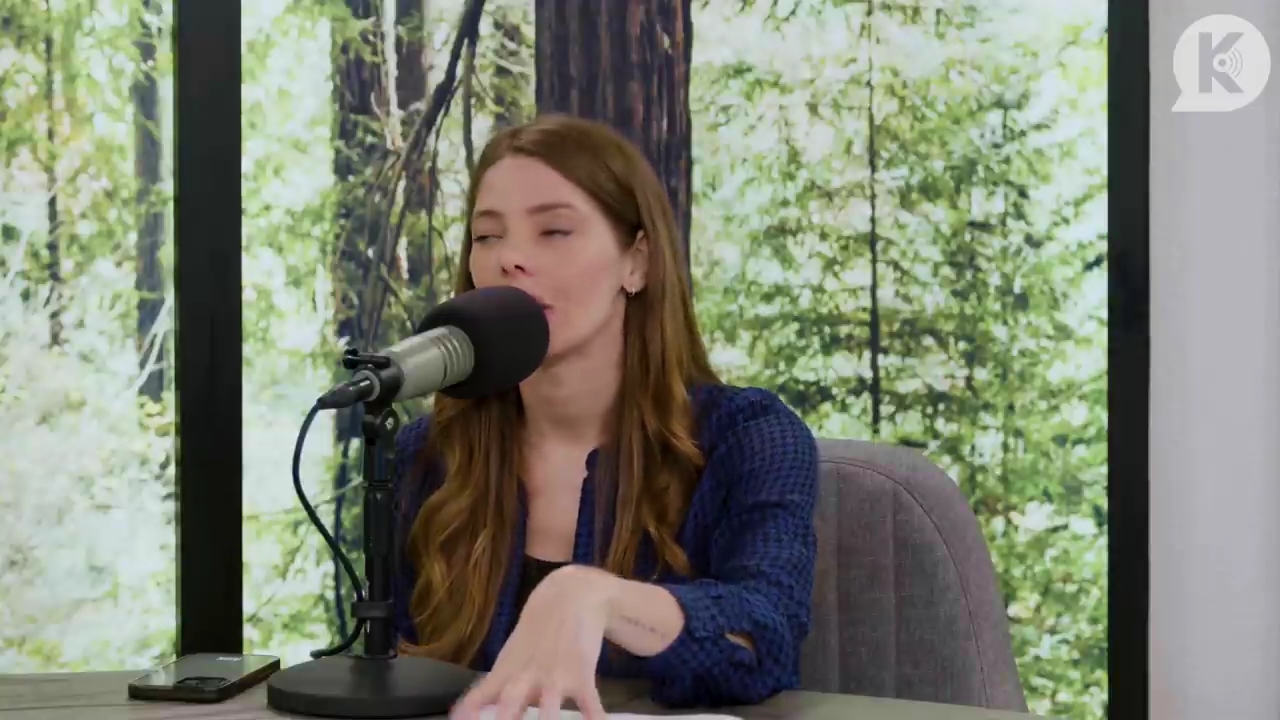 Ashley-Greene-dot-nl_TheTwilightEffectPostcast-Aflevering9NewMoonRewatchPart3of3-2508.jpg Ashley-Greene-dot-nl_TheTwilightEffectPostcast-Aflevering9NewMoonRewatchPart3of3-2508.jpg