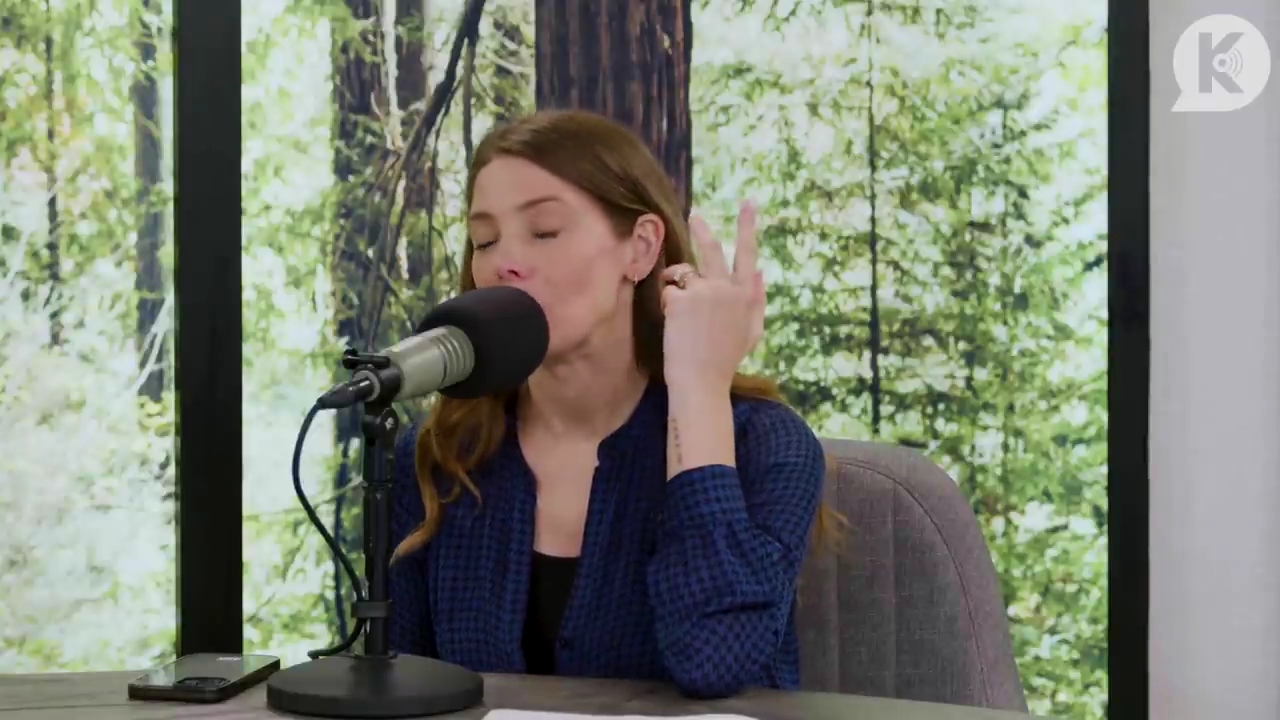 Ashley-Greene-dot-nl_TheTwilightEffectPostcast-Aflevering9NewMoonRewatchPart3of3-3013.jpg Ashley-Greene-dot-nl_TheTwilightEffectPostcast-Aflevering9NewMoonRewatchPart3of3-3013.jpg