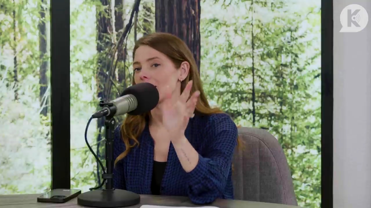 Ashley-Greene-dot-nl_TheTwilightEffectPostcast-Aflevering9NewMoonRewatchPart3of3-3024.jpg Ashley-Greene-dot-nl_TheTwilightEffectPostcast-Aflevering9NewMoonRewatchPart3of3-3024.jpg