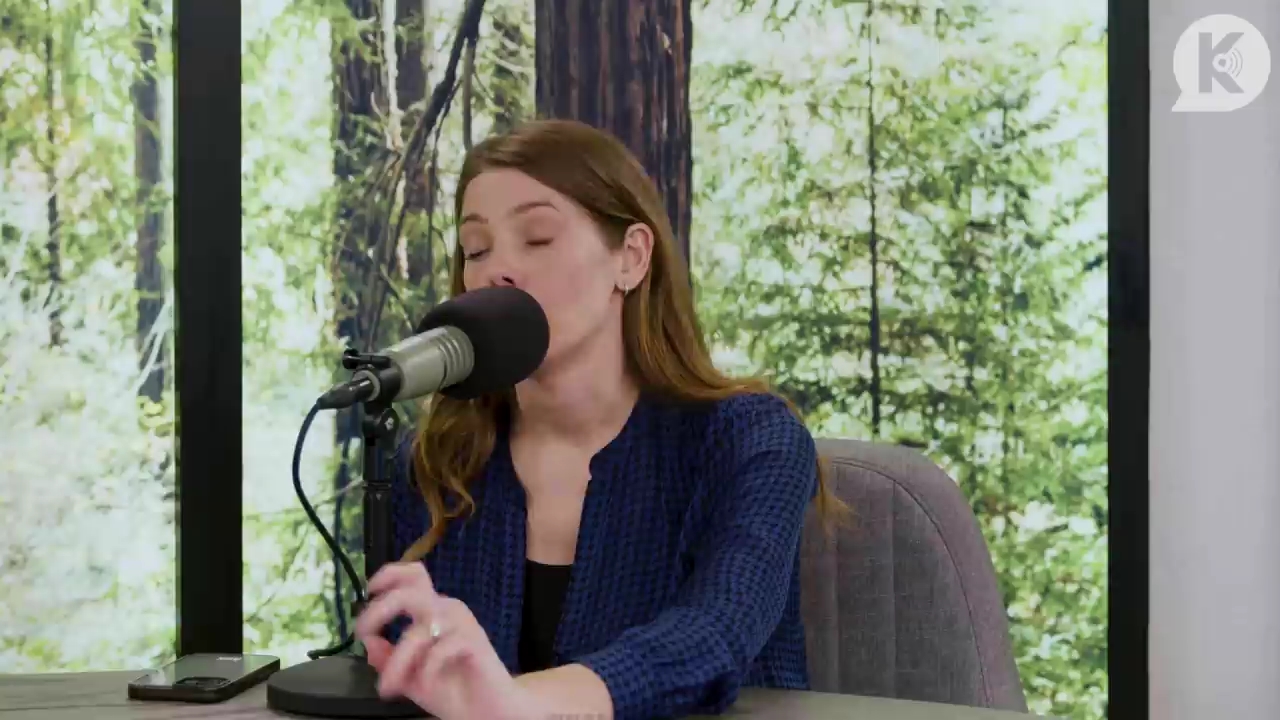 Ashley-Greene-dot-nl_TheTwilightEffectPostcast-Aflevering9NewMoonRewatchPart3of3-3030.jpg Ashley-Greene-dot-nl_TheTwilightEffectPostcast-Aflevering9NewMoonRewatchPart3of3-3030.jpg