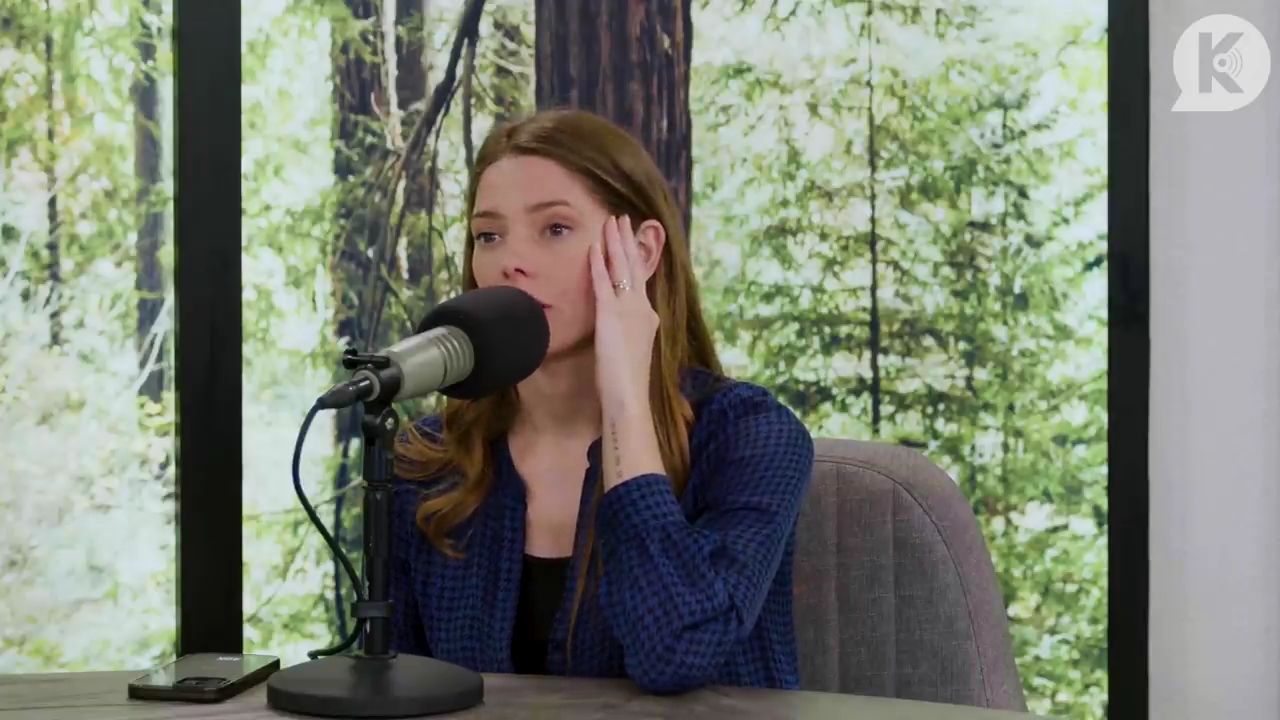 Ashley-Greene-dot-nl_TheTwilightEffectPostcast-Aflevering9NewMoonRewatchPart3of3-3120.jpg Ashley-Greene-dot-nl_TheTwilightEffectPostcast-Aflevering9NewMoonRewatchPart3of3-3120.jpg